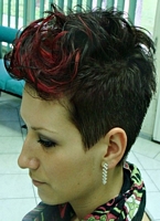młodzieżowa fryzura krótka z czerwoną grzywką 28